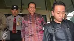 Gubernur Sulawesi Tengah (Sulteng) Longki Djanggola saat keluar dari kantor KPK, Jakarta, Senin (28/11). Longki mengaku kedatangannya adalah untuk berkoordinasi dengan KPK. (Liputan6.com/Helmi Afandi)