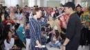 Penampilan penyanyi Afgan dan Rossa saat menghibur pasien anak-anak di RSCM, Jakarta, Senin (28/5). Acara tersebut merayakan ulang tahunnya Afgan yang ke-29 dan sekaligus menghibur pasien anak-anak. (Liputan6.com/Faizal Fanani)