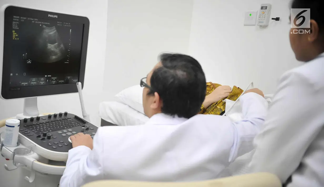 Petugas menunjukkan simulasi penanganan pasien saat peresmian rumah sakit Siloam Hospital Silampari Lubuklinggau (SHLL), Sumatera Selatan, Kamis (11/1).  (Liputan6.com/Immanuel Antonius)