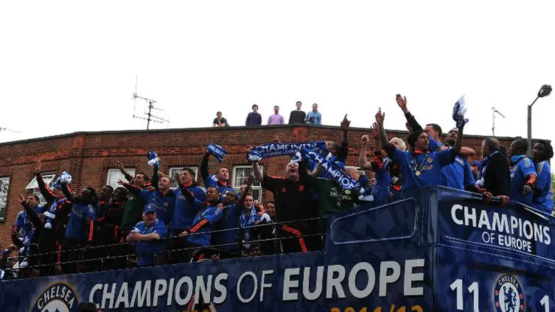 Chelsea menggelar parade usai memenangkan Piala FA dan Liga Champions 2012. (AFP/Carl Court)