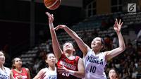 Pebasket putri Indonesia, Henny Sutjiono (tengah) melepas lemparan ke jaring pemain Korea pada babak penyisihan Grup X Basket Putri Asian Games 2018 di Jakarta, Rabu (15/8). Indonesia kalah 40-108. (Liputan6.com/Helmi Fithriansyah)