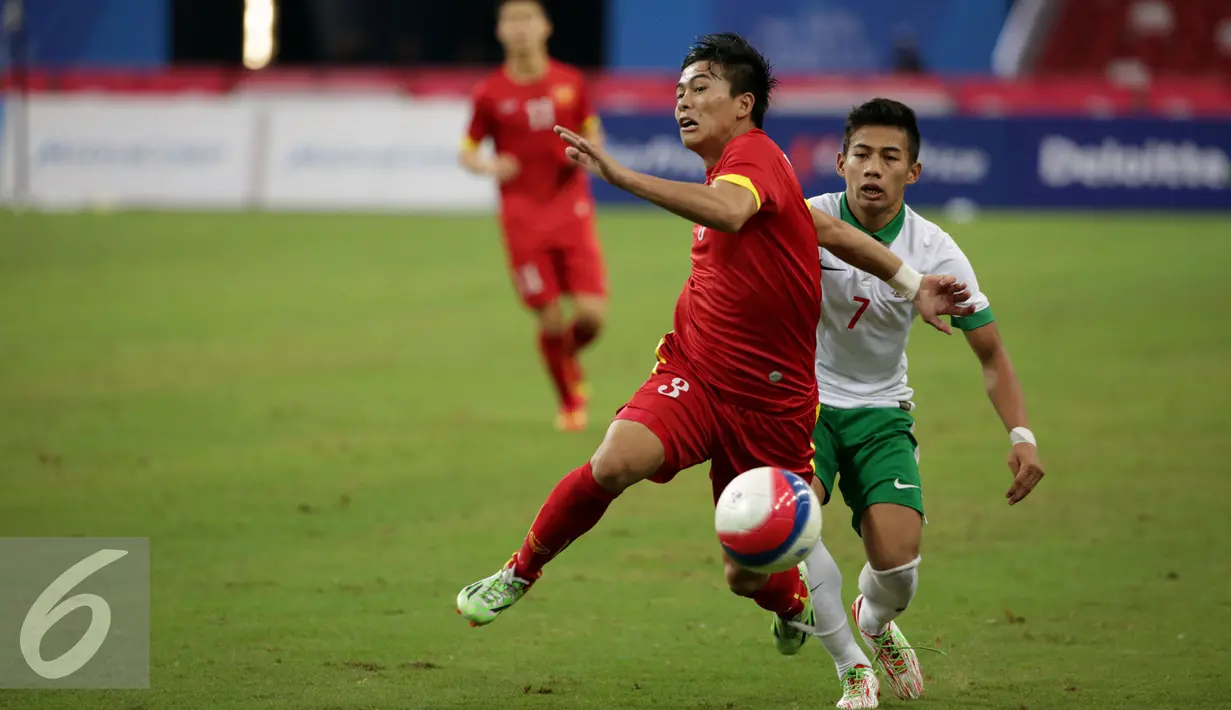 Gelandang timnas Indonesia U-23, Ahmad Nufiandani (kanan) berusaha menahan Manh Hung Pham (Vietnam) di laga perebutan tempat ketiga Sepak Bola SEA Games 2015 di National Stadium Singapura (15/6/2015). Indonesia kalah 0-5. (Liputan6.com/Helmi Fithriansyah)