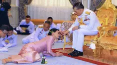 Raja Maha Vajiralongkorn (kanan) menyentuh kening Ratu Suthida saat prosesi pernikahan mereka di Bangkok, Thailand, Rabu (1/5/2019). Ini merupakan pernikahan keempat bagi Raja Thailand tersebut. (Thai TV Pool via Reuters)