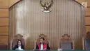 Majelis Hakim  Aris Bawono Langgeng memimpin sidang praperadilan yang diajukan Johan Khan di PN Jakarta Selatan, Senin (28/8). Johan menggugat SP3 kasus dugaan penistaan agama oleh Ade Armando yang dikeluarkan Polda Metro. (Liputan6.com/Immanuel Antonius)