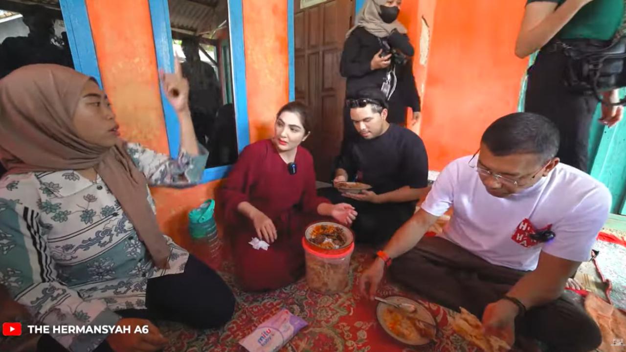 Lantaran sudah lapar, Ashanty pun langsung makan di rumah Ruqyah. Ashanty ternyata doyan makan jengkol.<br>