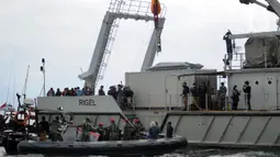 Tim SAR gabungan mengangkat serpihan pesawat Sriwijaya Air SJ 182 menggunakan crane dari KRI Nigel di perairan Kepulauan Seribu, Jakarta, Minggu (10/1/20221). Sriwijaya Air SJ 182 hilang kontak dalam penerbangan dari Jakarta menuju Pontianak. (merdeka.com/Arie Basuki)