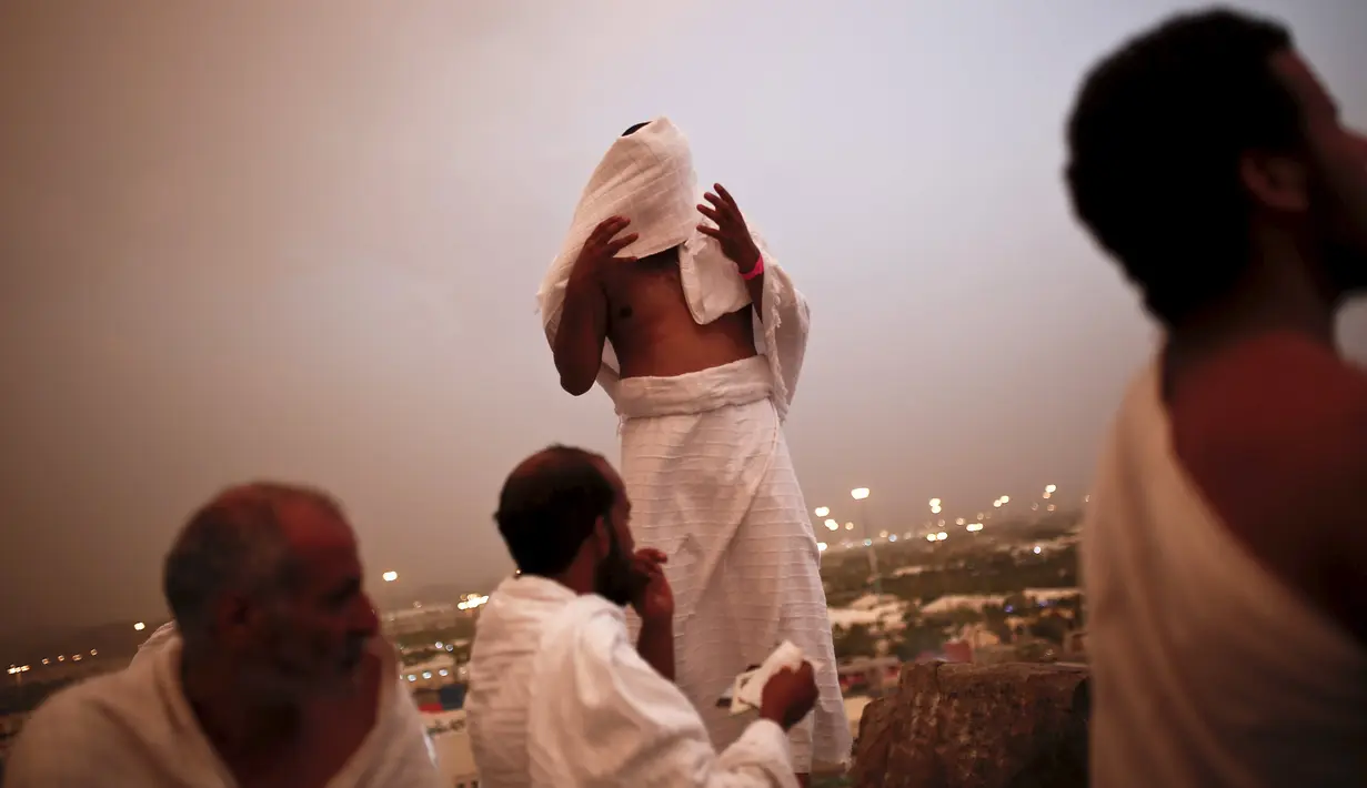 Peziarah Muslim berdoa di Jabal Rahmah dekat tepi Arafah saat ibadah haji, Arab Saudi (22/9/2015). Jabal Rahmah diyakini umat Muslim, sebagai tempat pertemuan antara Adam dan Hawa. (REUTERS / Ahmad Masood)