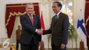 Presiden Joko Widodo berjabat tangan dengan Presiden Finlandia Sauli Niinisto di Istana Merdeka, Jakarta, Selasa (3/11). Pertemuan tersebut akan membahas tata kelola lahan gambut untuk mengantisipasi bencana kebakaran hutan. (Liputan6.com/Faizal Fanani)