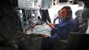 Anggota awak pesawat kargo militer Rusia Il-76 bekerja selama penerbangan ke Pulau Alexandra Land di Kepulauan Franz Josef Land, Rusia, Senin (17/5/2021). Pangkalan militer ini dipenuhi rudal dan radar serta landasan pacu yang dapat menangani semua jenis pesawat. (AP Photo/Alexander Zemlianichenko)
