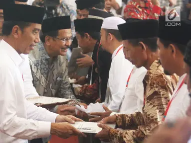 Presiden Joko Widodo saat membagikan sertifikat tanah wakaf di Masjid Raya Bani Umar, Tangerang Selatan, Jumat (22/2). Jokowi membagikan 351 sertifikat tanah wakaf untuk musala, tempat pendidikan dan pesantren. (Liputan6.com/Angga Yuniar)
