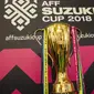 Suasana piala saat tur trofi Piala AFF di Mall Kota Kasablanka, Jakarta, Minggu (4/11). Timnas Indonesia akan memulai Piala AFF melawan Singapura pada 9 September. (Bola.com/Vitalis Yogi Trisna)