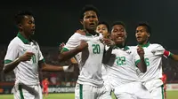 Striker Timnas Indonesia U-16, Bagus Kahfi (20), merayakan gol yang dicetaknya ke gawang Myanmar dalam pertandingan Piala AFF U-16 2018 di Stadion Gelora Delta Sidoarjo, Selasa (31/7/2018). (Bola.com/Aditya Wany)