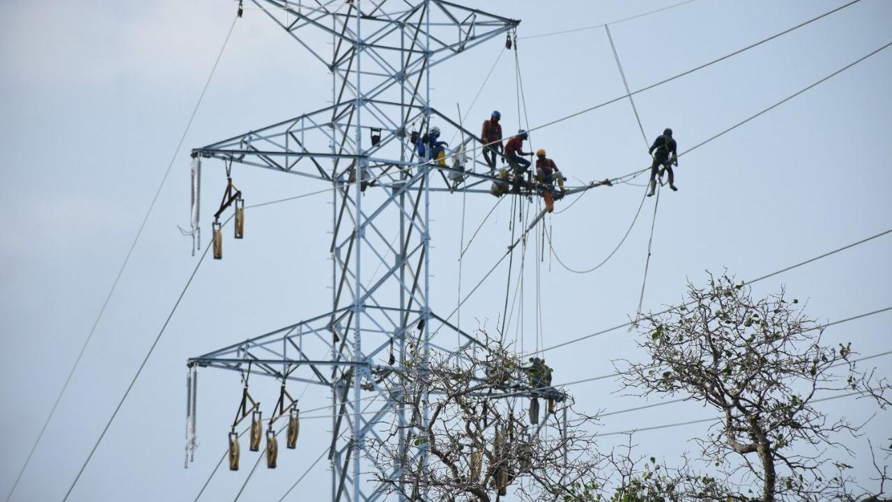 PLN tengah mempersiapkan pembangunan jaringan listrik bertegangan ekstra tinggi 500 kilovolt (kV) yang bakal membentang dari Pulau Jawa hingga Bali. (Dok PLN)