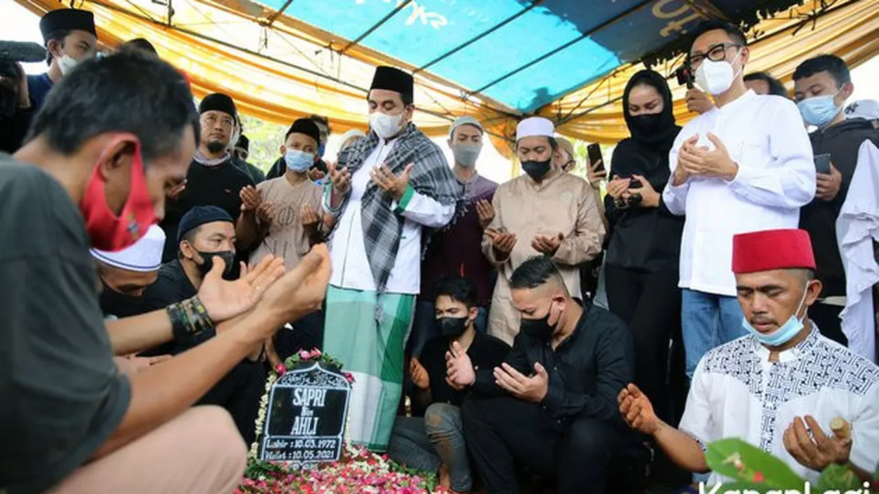 Pemakaman komedian Sapri di TPU Ulujami (Kapanlagi.com)