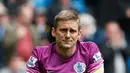 Penjaga Gawang QPR, Robert Green terlihat sedih usai timnya dikalahkan Manchester City saat Laga Liga Premier Inggris di Etihad Stadium, Minggu (10/5/2015). Manchester City menang 6-0 atas QPR. (Reuters/Andrew Yates)