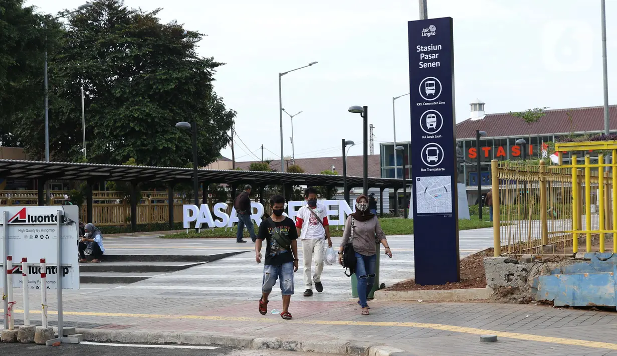 Warga berjalan di area pedestrian di kawasan Stasiun Pasar Senen, Jakarta, Kamis (18/6/2020). Akses khusus pejalan kaki ini berada di kawasan plaza atau pintu tengah Stasiun Pasar Senen untuk memfasilitasi masyarakat berganti moda transportasi. (Liputan6.com/Helmi Fithriansyah)