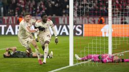 Pemain Bayern Munchen, Alphonso Davies merayakan gol kemenangan timnya ke gawang Celtic dalam laga leg 2 babak play off Liga Champions 2024/2025 di Allianz Arena, Munchen, Jerman, Rabu (19/02/2025) WIB. (AP Photo/Matthias Schrader)