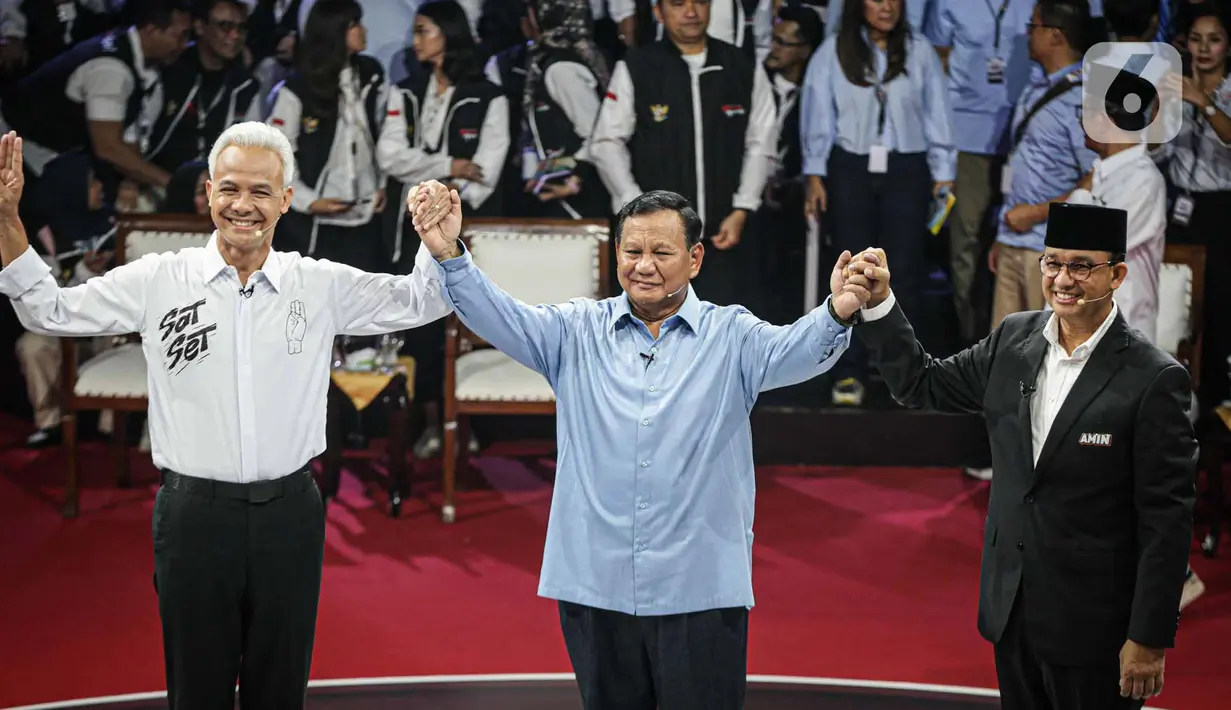 <p>Tiga Calon Presiden, Ganjar Pranowo, Prabowo Subianto dan Anies Baswedan (kiri ke kanan) mengangkat tangan usai debat perdana Pilpres 2024 di halaman Gedung Komisi Pemilihan Umum (KPU), Selasa (12/12/2023). (Liputan6.com/Faizal Fanani)</p>