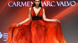 Miss Universe 2015, Pia Alonzo Wurtzbach berjalan di atas catwalk saat membawakan gaun berwarna merah rancangan Macy dengan tema Go Red For Women Red di New York Fashion Week (11/2/2016). (AFP PHOTO/Frazer Harrison)