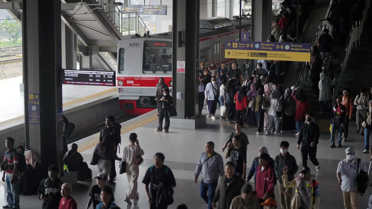 Para pengguna KRL Jabodetabek pada jam sibuk selama Ramadan 2026. (Dok KAI Commuter)
