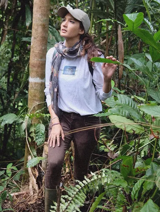 Tak hanya itu, Nadine selama ini juga dikenal aktif dalam organisasi pecinta lingkungan. Saat menjelajahi alam bebas, ia memilih tampil sederhana dan apa adanya. Bahkan wanita 36 tahun ini kerap tampil tomboi dan tanpa makeup. (Liputan6.com/IG/@nadinelist)