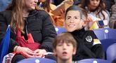 Seorang suporter mengenakan topeng Cristiano Ronaldo saat menyaksikan laga Grup F Kualifikasi Piala Dunia 2026 antara Portugal melawan Armenia di Dragao Stadium, Porto, Minggu (16/11/2025) waktu setempat. (AP Photo/Luis Vieira)