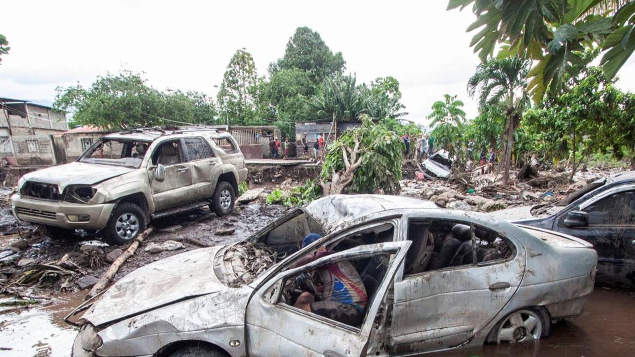 Seorang pria memeriksa sebuah mobil yang hancur&nbsp; setelah banjir dahsyat menerjang Cumanacoa, Venezuela, pada 2 Juli 2024. Terjangan banjir dahsyat itu terjadi setelah Badai Beryl melanda wilayah lepas pantai Venezuela. REUTERS/Samir Aponte