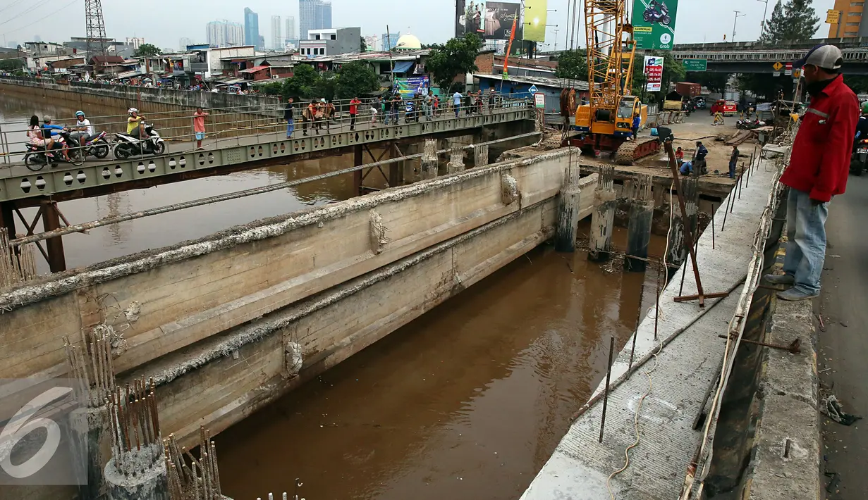 Suasana pembongkaran pembongkaran Jembatan Velbak di Jalan Latumenten, Jakarta Barat, Rabu (9/11). (Liputan6.com/Johan Tallo)
