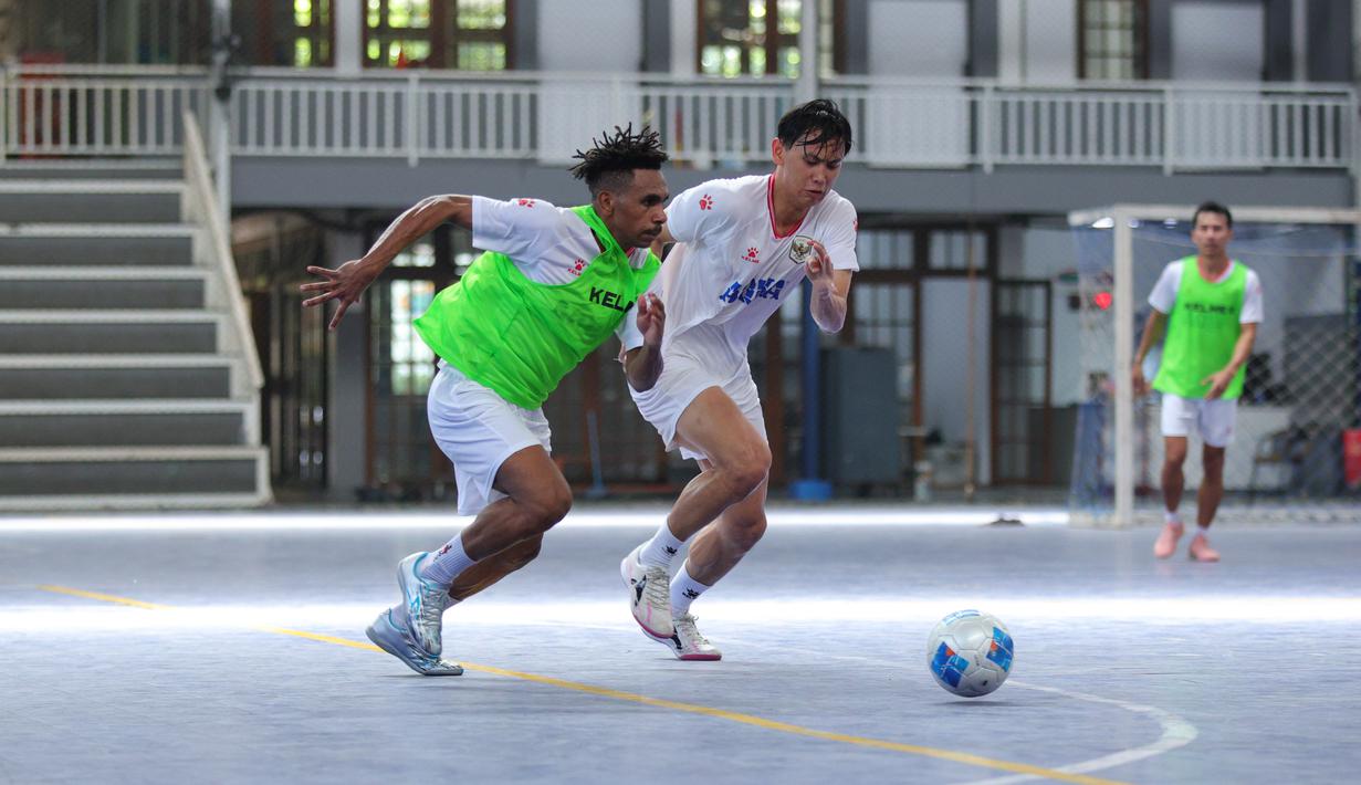 Pemain Timnas Futsal Indonesia, Andarias Kareth mencoba melewati rekan satu timnya pada pemusatan latihan di Tifosi Sport Center, Jakarta Timur, Rabu (1/4/2026). (Dok. Timnas Futsal Indonesia)