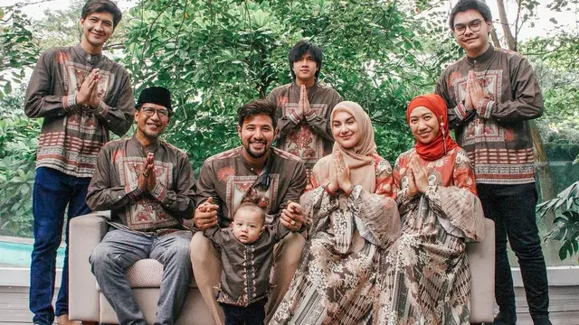 Potret Momen Lebaran Seleb Tanah Air dan Keluarga, Kompak Kenakan Baju Senada. (Sumber: Instagram/ammarzoni)