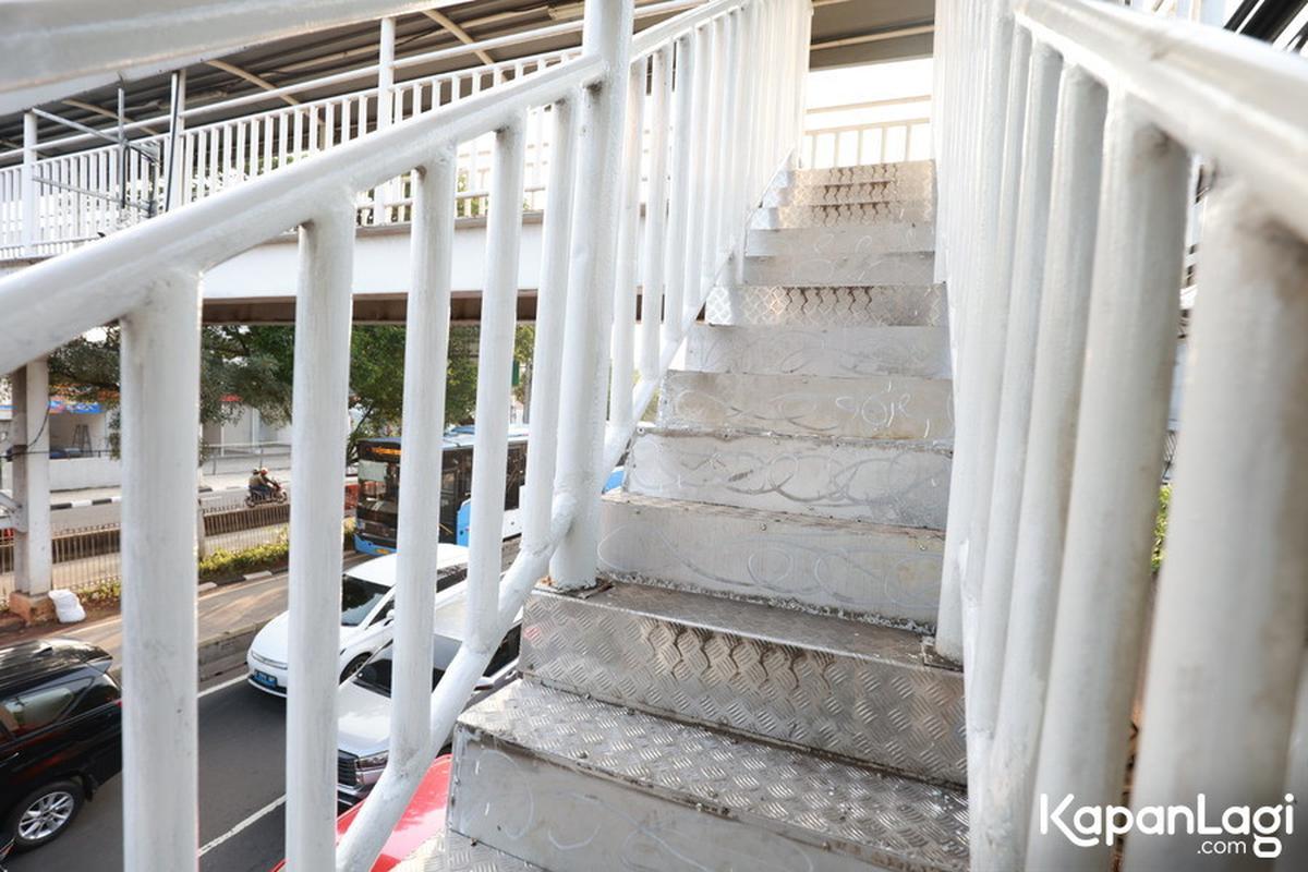 Potret Jembatan Penyebrangan Daan Mogot yang Tangganya Dicuri Kini Sudah Diperbaiki, Sudah Aman Digunakan