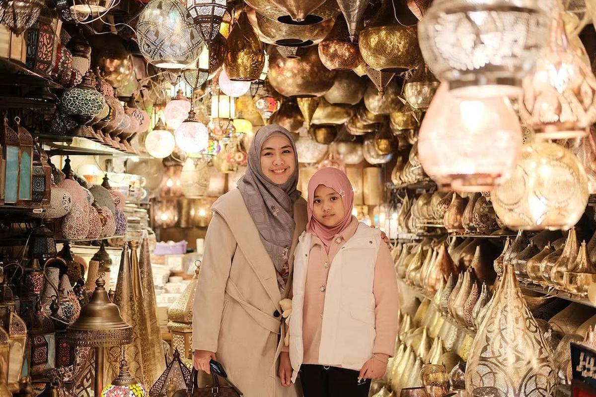 Potret Oki Setiana Dewi Asyik Belanja di Pasar Khan El Khalili