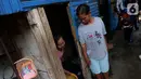 Aktivitas warga yang tinggal di Gang Sekretaris, RT 015/RW 007 Tanjung Duren Utara, Jakarta Barat , Selasa (8/10/2019). Warga di kawasan itu tidak memiliki septic tank sehingga limbah hasil BAB langsung mengalir ke kali yang bersebelahan dengan tempat tinggal. (Liputan6.com/Herman Zakharia)