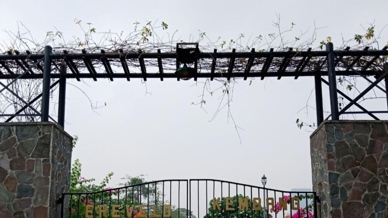 Ereveld (makam untuk orang Belanda) Kembang Kuning adalah salah satu kompleks pemakaman termegah di Kota Surabaya, Jawa Timur. Tak semua orang bisa masuk ke kompleks makam ini.
