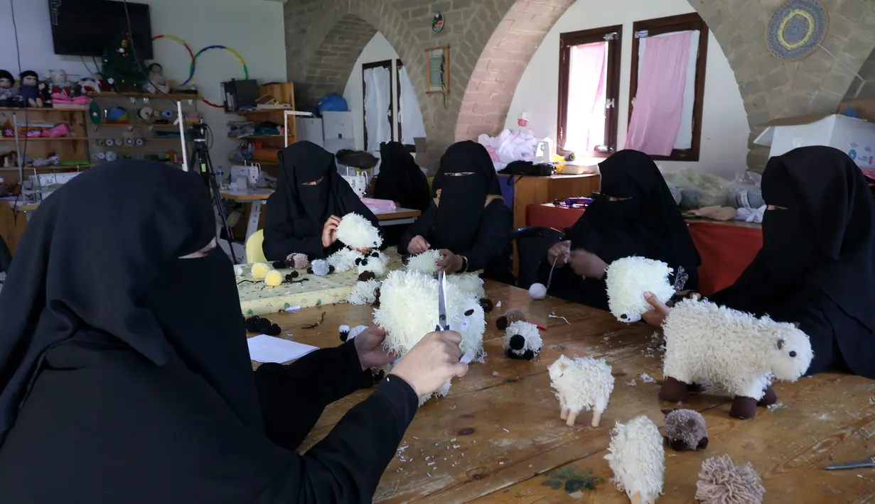 Wanita Palestina membuat boneka domba  menjelang Idul Adha, di desa Badui "Umm Al-Nasr" di Jalur Gaza utara (14/7/2021). Idula Adha merupakan sebuah Hari Raya Islam yang akan di rayakan seluruh umat Islam dunia  pada 20 Juli 2021. (AFP/Mohammed Abed)