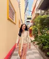 Lewat unggahan terbarunya, aktris berusia 23 tahun ini membagikan potret saat berjalan-jalan menikmati suasana kota dengan outfit bernuansa cerah yang cocok dikenakan saat cuaca tropis. [@bebytsabina].
