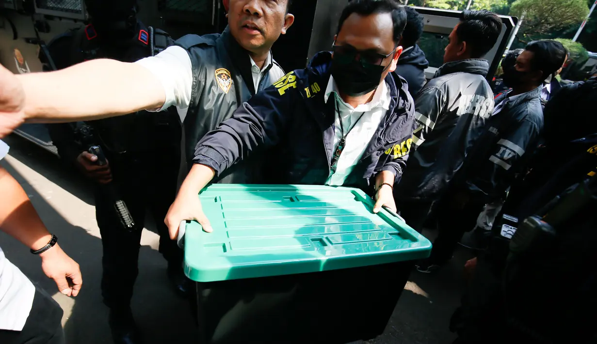 Petugas kepolisian memasukkan barang bukti hasil penggeledahan dari rumah di Sentul terkait dugaan kasus korupsi ke dalam gedung Direktorat Reserse Kriminal Khusus (Disreskrimsus) Polda Metro Jaya, Kamis (9/7/2026), (KLY/Budy Santoso)
