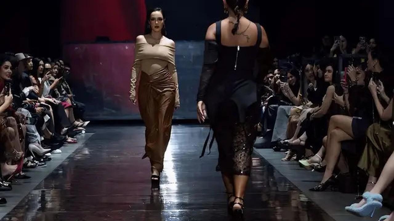Pesona Memikat Cathy Sharon Berjalan di Catwalk, Tampil Bak Supermodel di Usia 42 Tahun