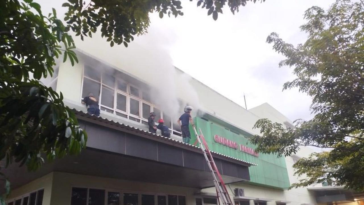 Petugas Berhasil Padamkan Kebakaran Gudang Farmasi RSUD Ponorogo, Pelayanan Tetap Aman