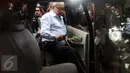 Guru Besar Psikologi UI, Sarlito Wirawan Sarwono memasuki mobil usai memberi keterangan di Polda Metro Jaya, Kamis (28/1/2016). Sarlito dipanggil untuk menambah keterangan saksi ahli kasus kematian Wayan Mirna Salihin. (Liputan6.com/Helmi Fithriansyah)