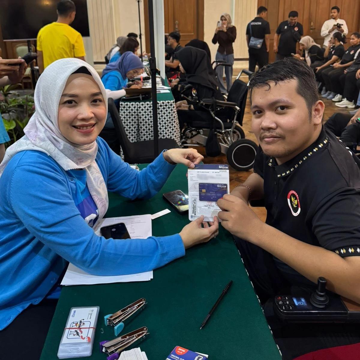Bank BRI salurkan bonus bagi atlet dan pelatih peraih medali pada ASEAN Para Games ke-13 di Thailand.