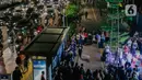 Pejalan kaki menikmati acara bertajuk Musik Tepi Barat dan Timur di jalur pedestrian kawasan Sudirman, Jakarta, Jumat (22/11/2019). Kegiatan rutin itu diadakan Dinas Pariwisata dan Kebudayaan Provinsi DKI pada Selasa dan Jumat mulai pukul 16.30 - 19.30 WIB. (Liputan6.com/Faizal Fanani)