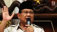 Bakal calon presiden Prabowo Subianto mengkritisi kondisi ekonomi terkini di Jalan Kertanegara, Jakarta, Jumat (7/9). Prabowo Subianto  merasa prihatin atas kondisi melemahnya nilai tukar rupiah terhadap dolar Amerika Serikat. (Liputan6.com/Johan Tallo)