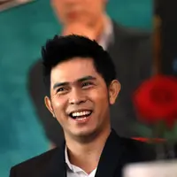 Pertemuan keduanya dengan Habibie, membuat kesan tersendiri bagi Cakra. Apalagi usai membawakan lagu tersebut ia dipuji oleh Habibie. (Adrian Putra/Bintang.com)