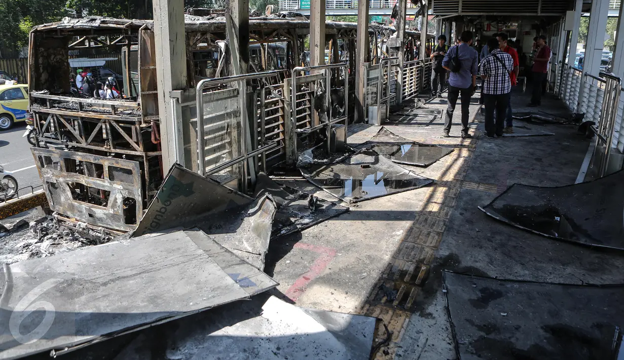 Kondisi Halte UI Salemba yang ikut terbakar bersama dengan Bus gandeng Transjakarta koridor V Ancol - Kampung Melayu pagi tadi, Jakarta, Jumat (7/3/2015). Akibat kebakaran tersebut, Halte UI Salemba rusak ringan. (Liputan6.com/Faizal Fanani)