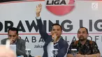 Dirut PT LIB, Berlinton Siahaan (tengah) memimpin pengundian babak play-off Liga 2 Indonesia di Jakarta, Senin (18/9). Babak play-off Liga 2 Indonesia akan digelar pada 8-17 Oktober 2017 di empat kota. (Liputan6.com/Helmi Fithriansyah)