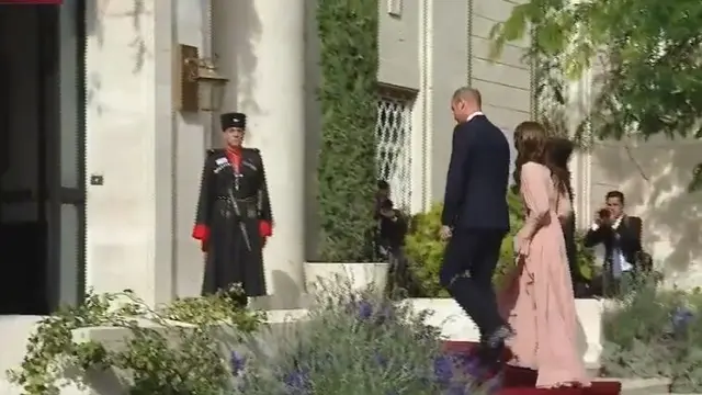Putri Kate Middleton dan Pangeran Charles saat datang ke pernikahan kerajaan Putra Mahkota Yordania, Kamis (1/6/2023). (Dok: Facebook Watch)