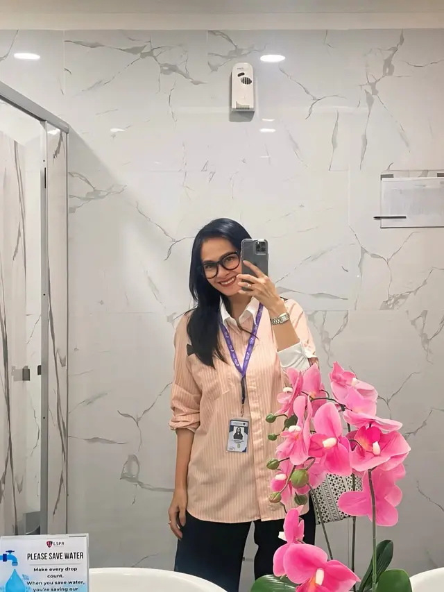 Potret Ersa Mayori Kuliah S2 di Usia 42 Tahun, Tampil dengan Gaya Fashionable