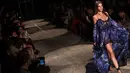 Model berjalan di atas catwalk mengenakan busana desainer Julien Macdonald selama London Fashion Week, Inggris (18/9). Julien Macdonald menampilkan gaun-gaun seksi koleksi Spring/Summer 2018. (Photo by Vianney Le Caer/Invision/AP)