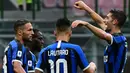 Pemain Inter Milan merayakan gol yang dicetak Danilo D'Ambrosio ke gawang Brescia pada laga lanjutan Serie A pekan ke-29 di Giuseppe Meazza, Kamis (2/7/2020) dini hari WIB. Inter Milan menang 6-0 atas Brescia. (AFP/Miguel Medina)